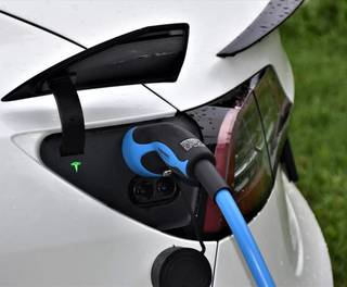 Rechargement d'une voiture électrique avec une borne de recharge connectée